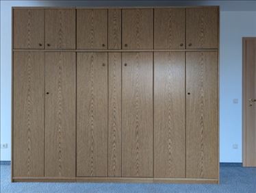 Abbildung: Großer Kleiderschrank 