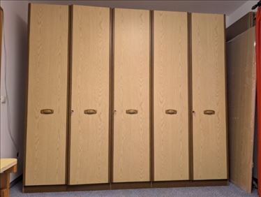 Abbildung: Großer Kleiderschrank 