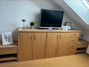 Abbildung: Sideboard mit zwei Nachtkästchen